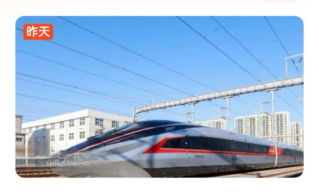我国高铁再提速！时速453公里新纪录诞生，出行版图迎巨变一列银白色动车组如离