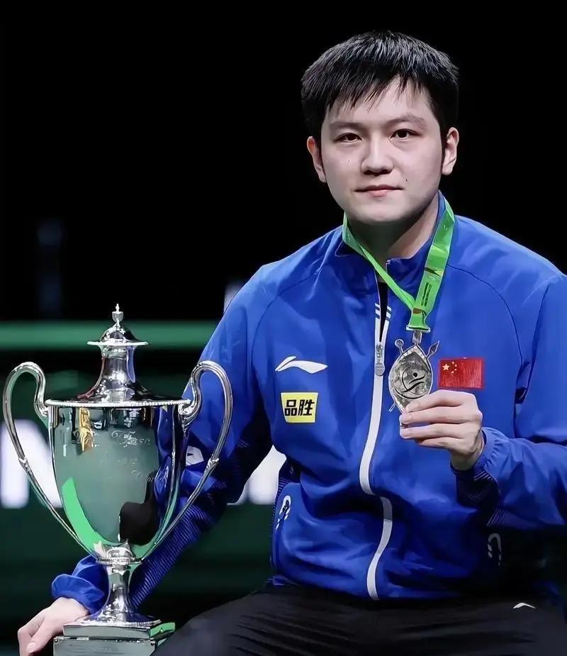 国家队心理医生办公室的灯光，最近亮到凌晨三点。他们不是在研究对手的球路，而是在