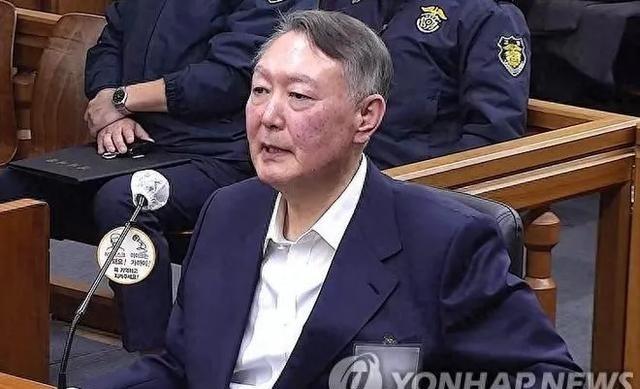 尹锡悦：想当年当检察总长时期，把朴槿惠，李明博想方设法送进大牢，没想到风水轮流转