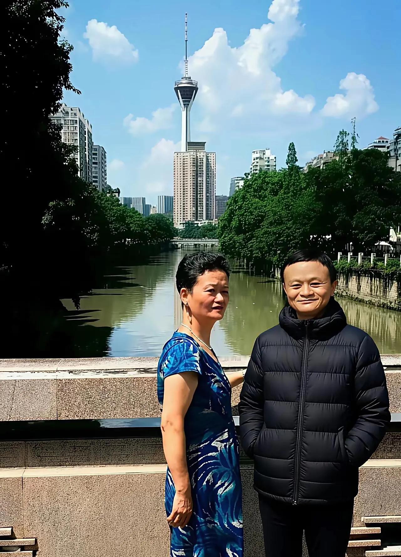 这是真的吗？马云和母亲合照。如果是真的，只能说网友太有才了！因为照片中，母子俩