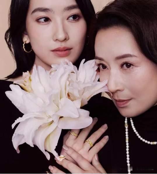 12月7日，香港知名演员龚慈恩的女儿林恺铃在社交平台分享了自己的香港大学硕士毕业