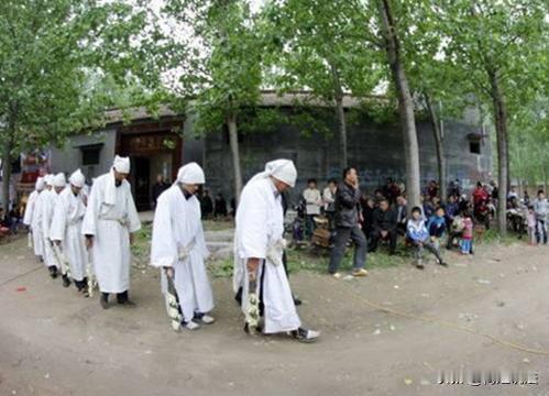 老人儿子车祸工亡获赔70万全打进儿媳卡里，多年后老人告上法院，让儿媳支付22万补