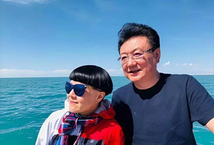 金龟子最近在直播时透露，自己退休后和丈夫在青岛定居。青岛是王宁的家乡，作为优美的