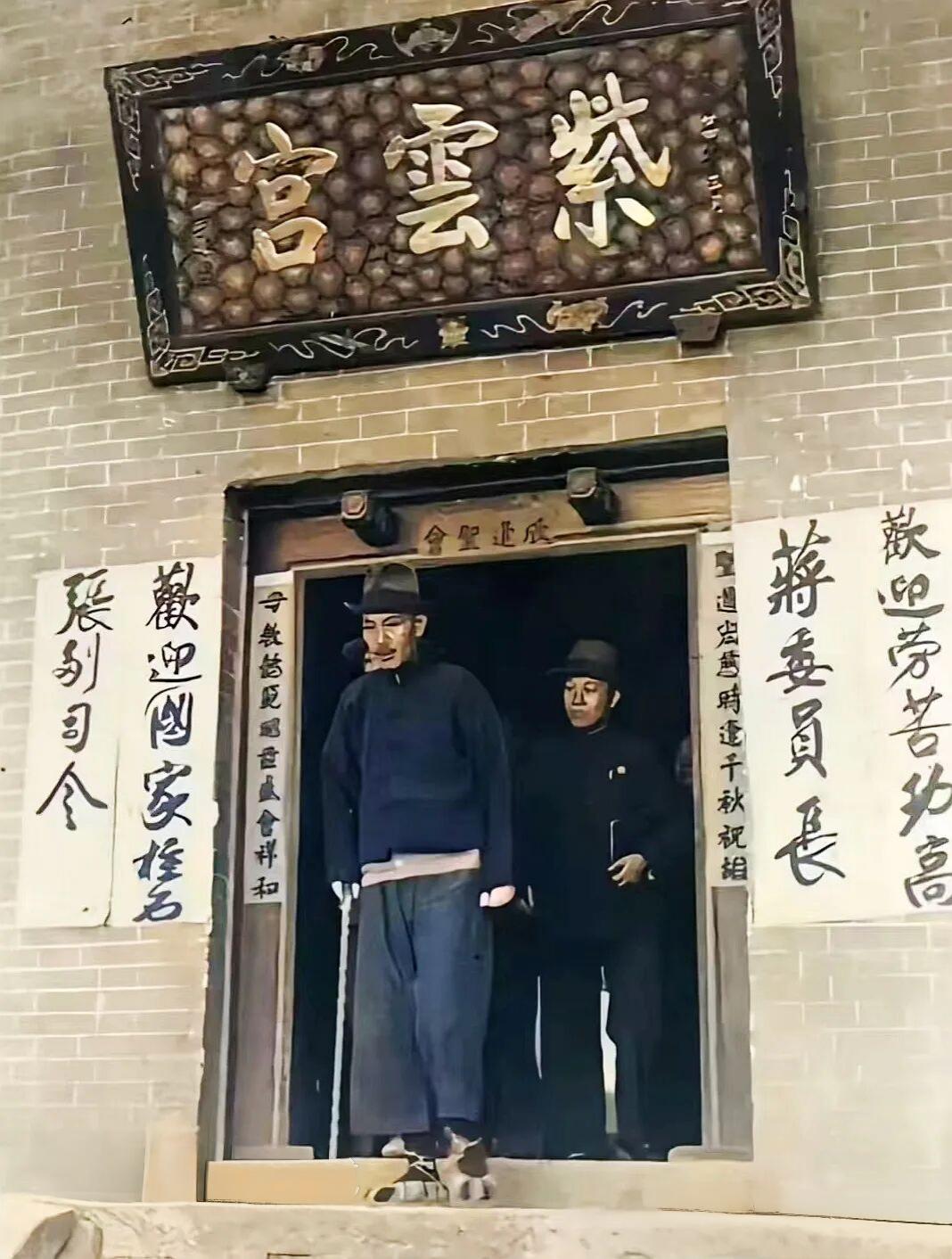 1936年10月24日，张副司令陪委员长上华山游玩，紫云宫门两旁的标语有点意思