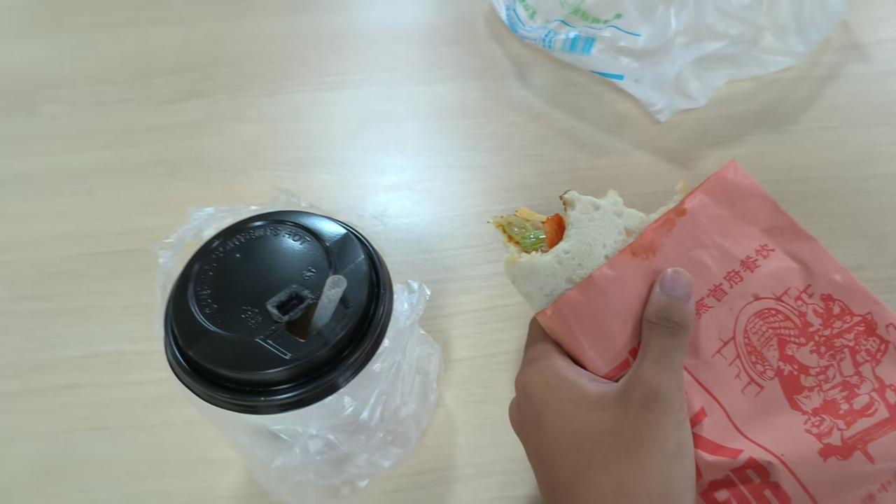 下面是我家孩子在大学期间第一天的消费。早餐:饼加里脊肉和生菜，外加一杯豆浆，花