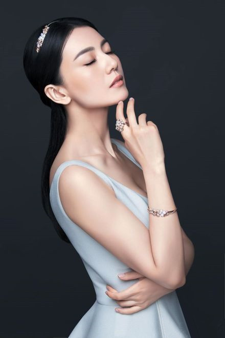 高圆圆姐姐这组珠宝大片真的被美到失语！她眉眼间的温婉从容，把岁月沉淀的优雅拿捏