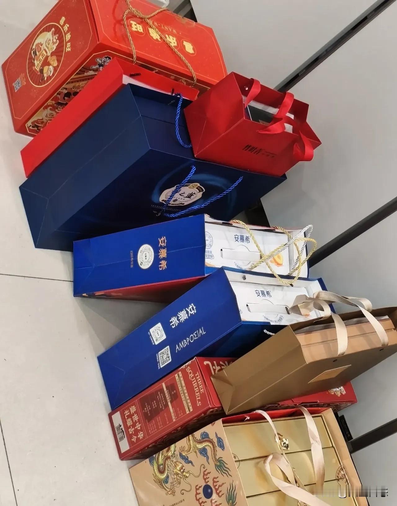 “关系未定，不受重礼！”女儿男友中秋带重礼登门，我一件不留退回，我是“古板”还是
