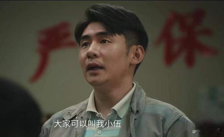 《交锋》的编导很擅长虚晃一“枪”。追剧的时候，观众为了找出国安新人里的内鬼吵得不