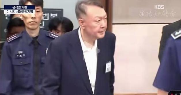 至今人们还不明白尹锡悦当年成为总统的时候，宁可抛弃中国关系也要迎合美国，这时候他