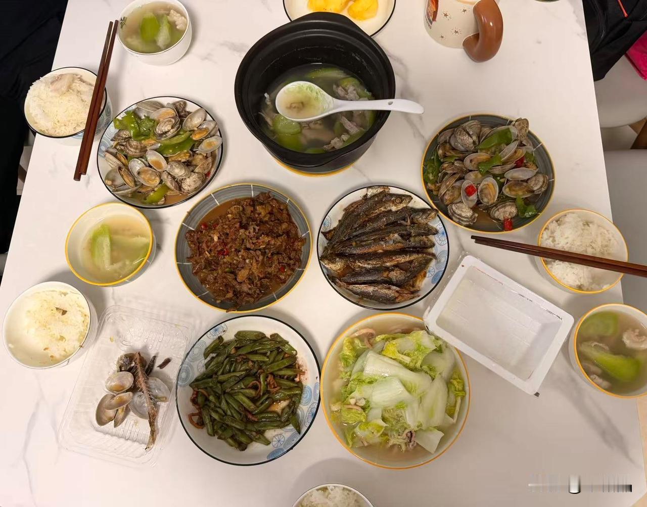 周末到咯，咱就跟外面的餐馆说拜拜，都在家捣鼓起饭菜来。图1是女儿家的午餐，那叫一