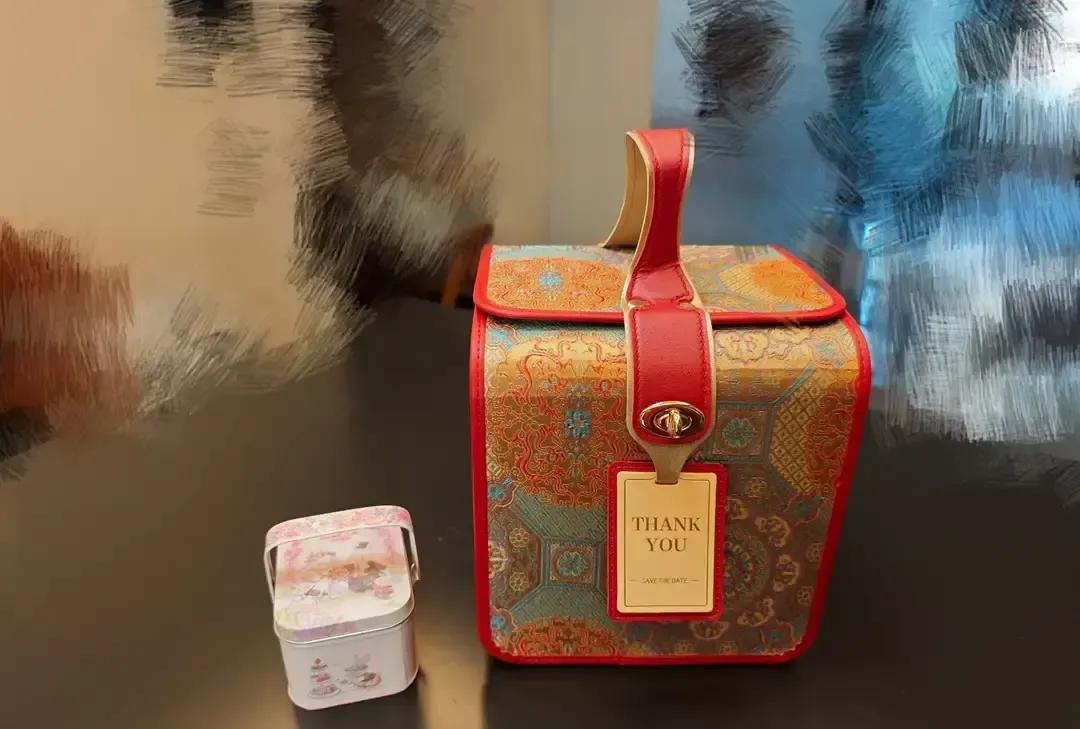 我刷到一条对比江浙和西北婚礼糖盒的帖子，博主把两盒糖摆一起，配文说一个像专柜小样