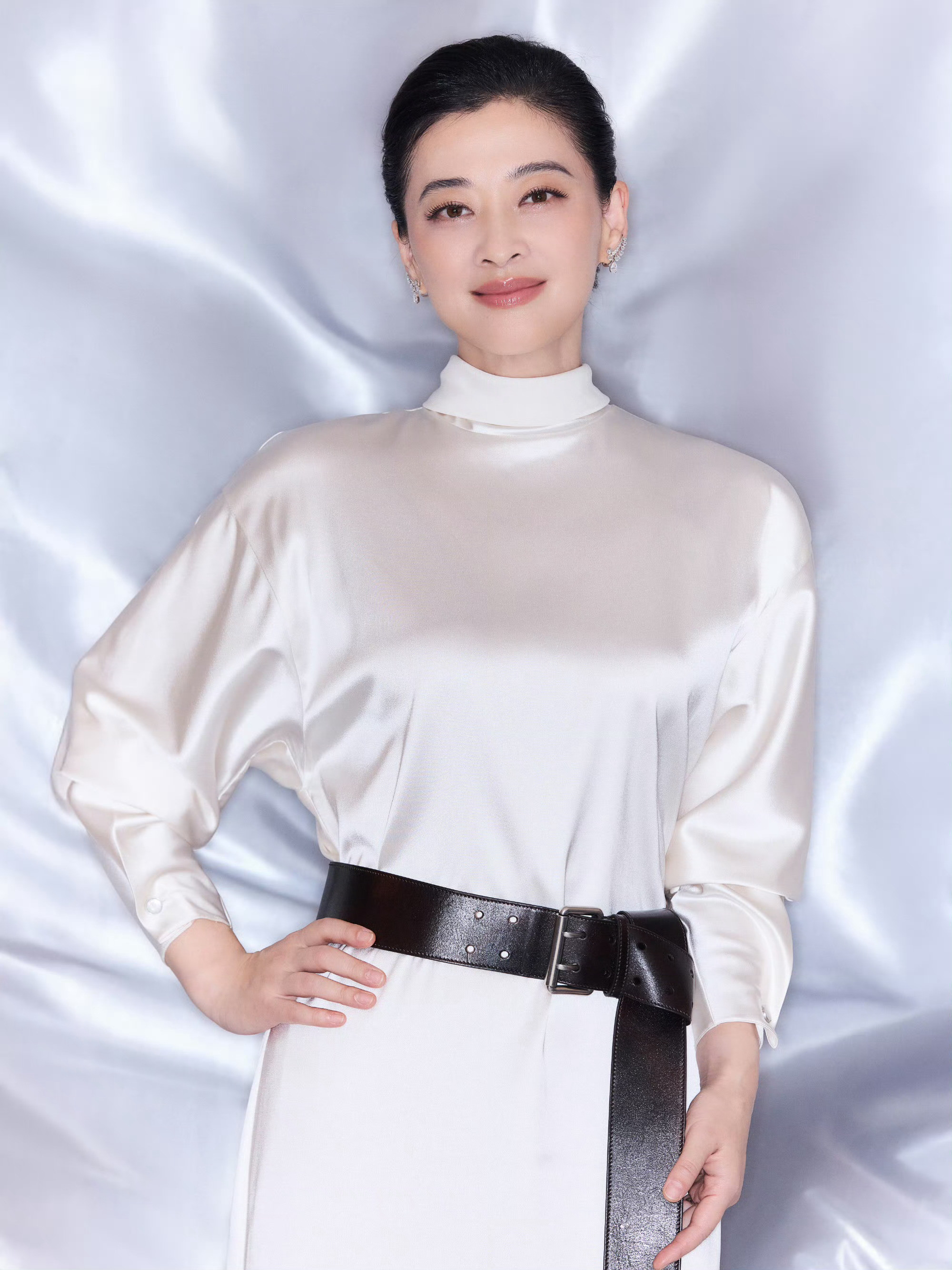 素白缎影，自带从容力量；梅婷