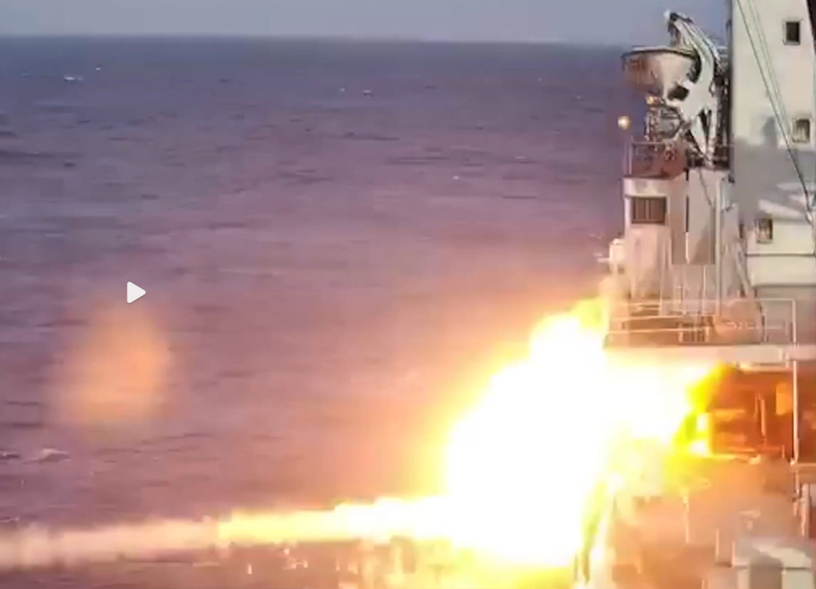 应该首见！海军放出的鹰击18头部突防体命中画面，可以看到火箭推进加速的特征，掠海