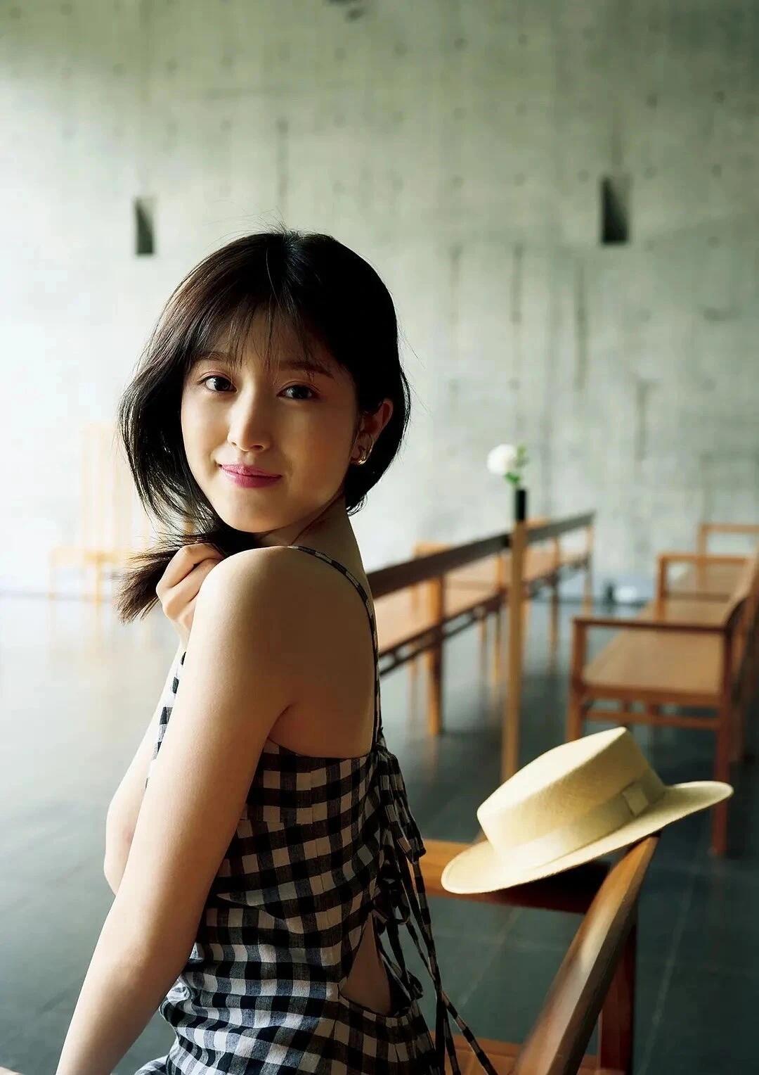 复古优雅，黑白格裙搭配草帽，尽显时尚气息。