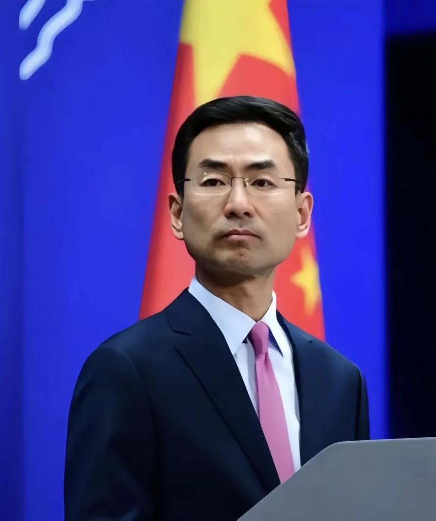 真他娘的绝了。人家军舰开到家门口，炮口都快怼到脸上了，第一反应居然是：快，翻箱