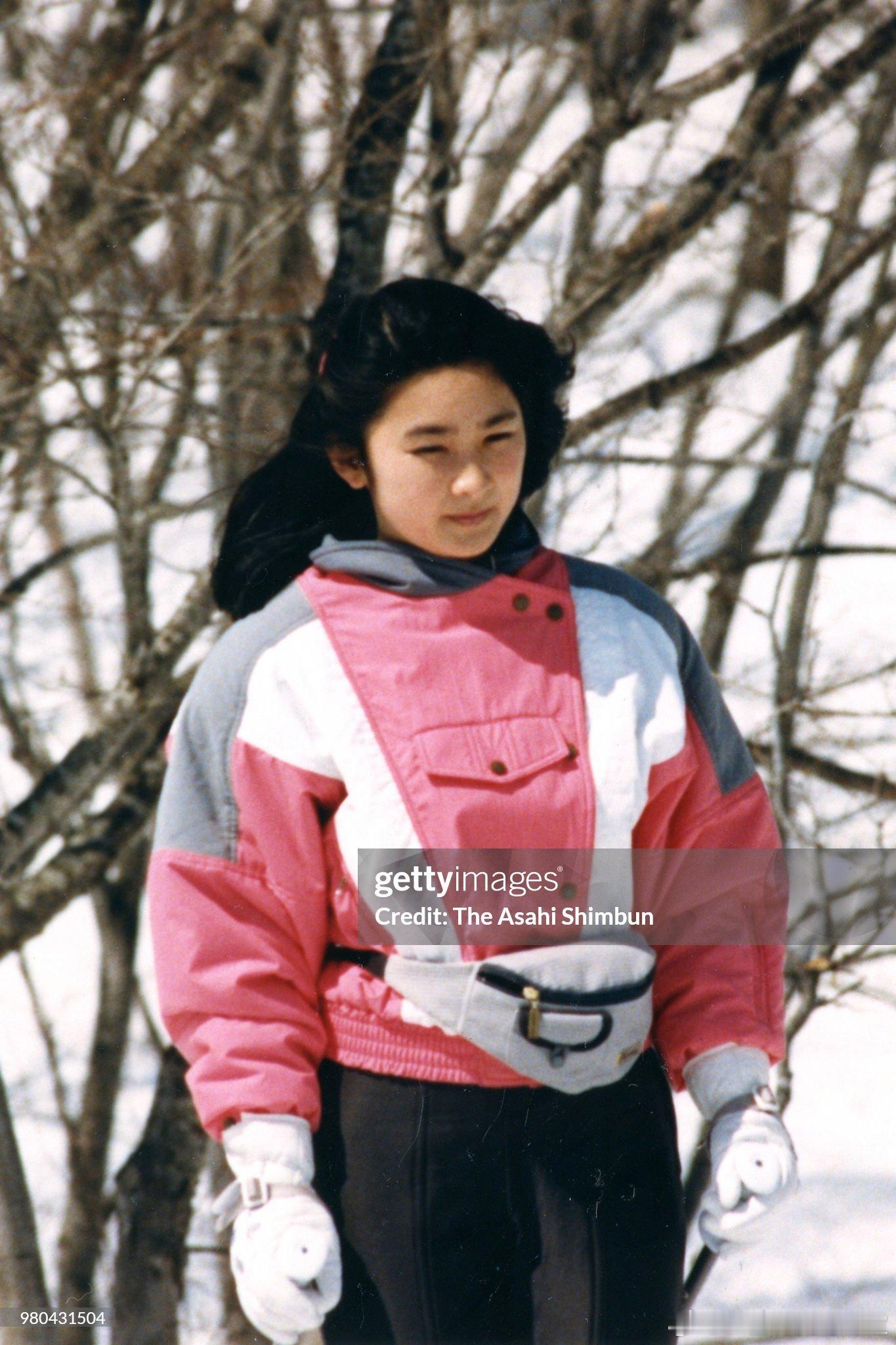 老照片分享日本皇嗣妃，秋筱宫文仁亲王妃纪子年轻时候分别与朋友及男友文仁滑雪的老
