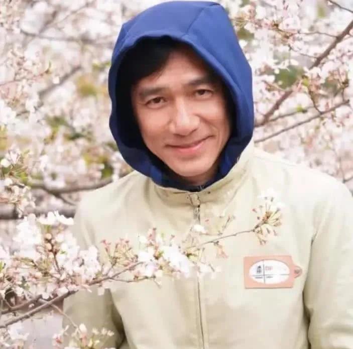 梁朝伟久居日本，与日本演艺圈人士结下友谊！他算是找到了适合自己的舒适区，有钱有闲