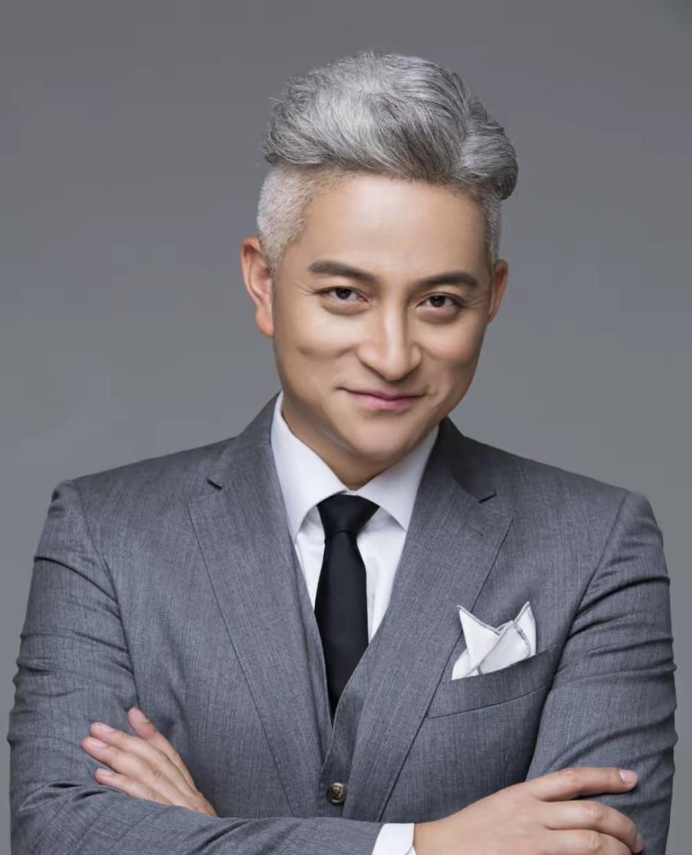 吉杰，1977年12月22日出生于四川凉山彝族自治州，彝族，原名贾巴阿火，毕业于