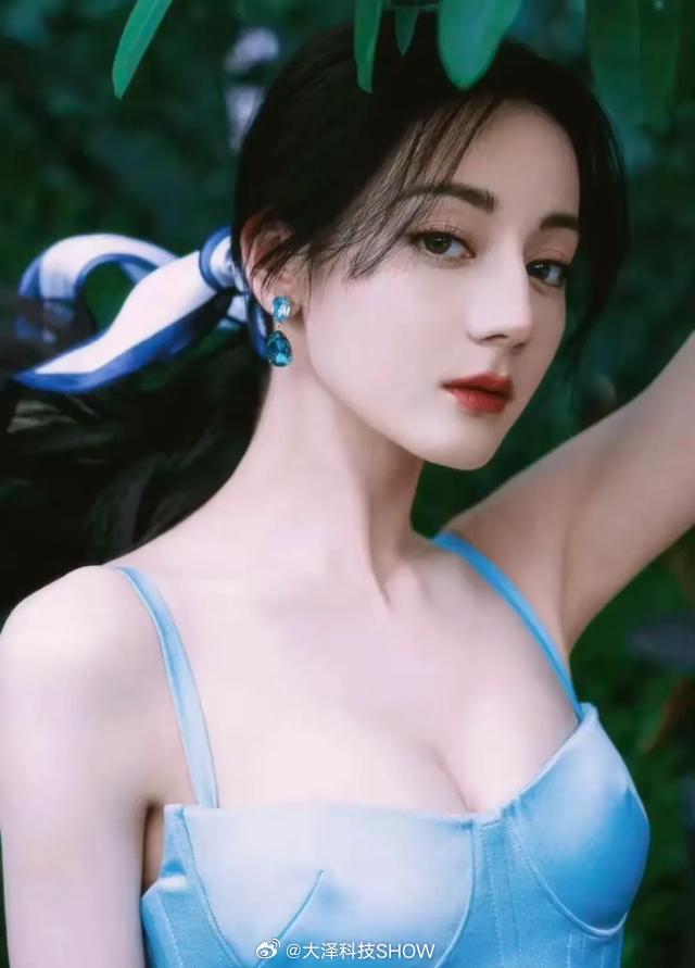 迪丽热巴金色吊带闪片长裙分享一组热巴美图，颜值高，演技也过硬！​​​