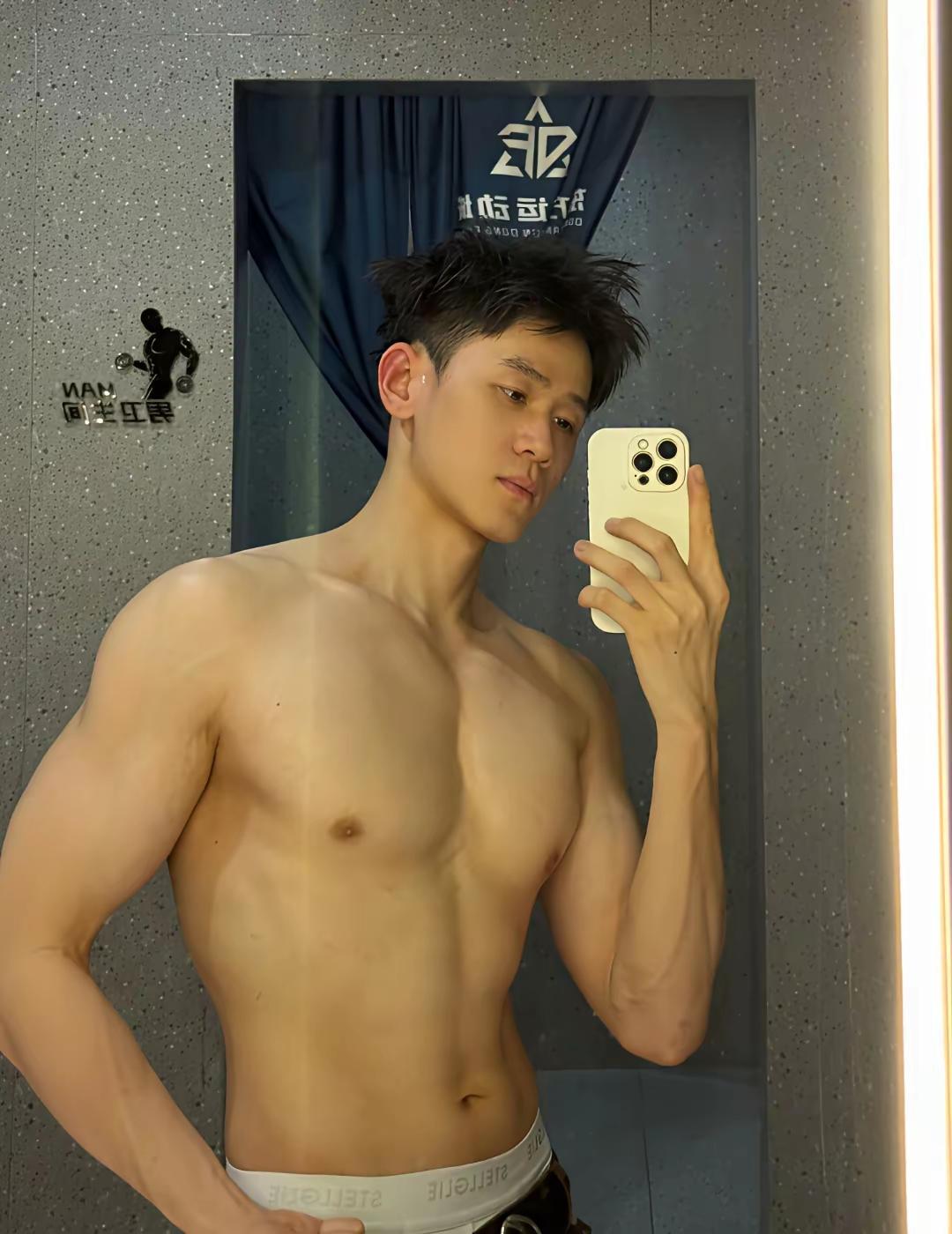 运动场的傍晚总是最有氛围感的时候。跑道上有人冲刺，有人慢跑，呼吸声混在风里。那些