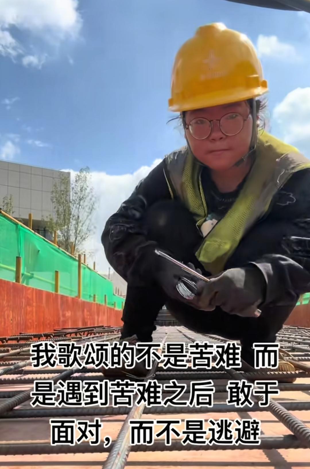 00后女孩在工地扎钢筋，每个月给家里2000养活父母。不是生活所迫，谁愿意用