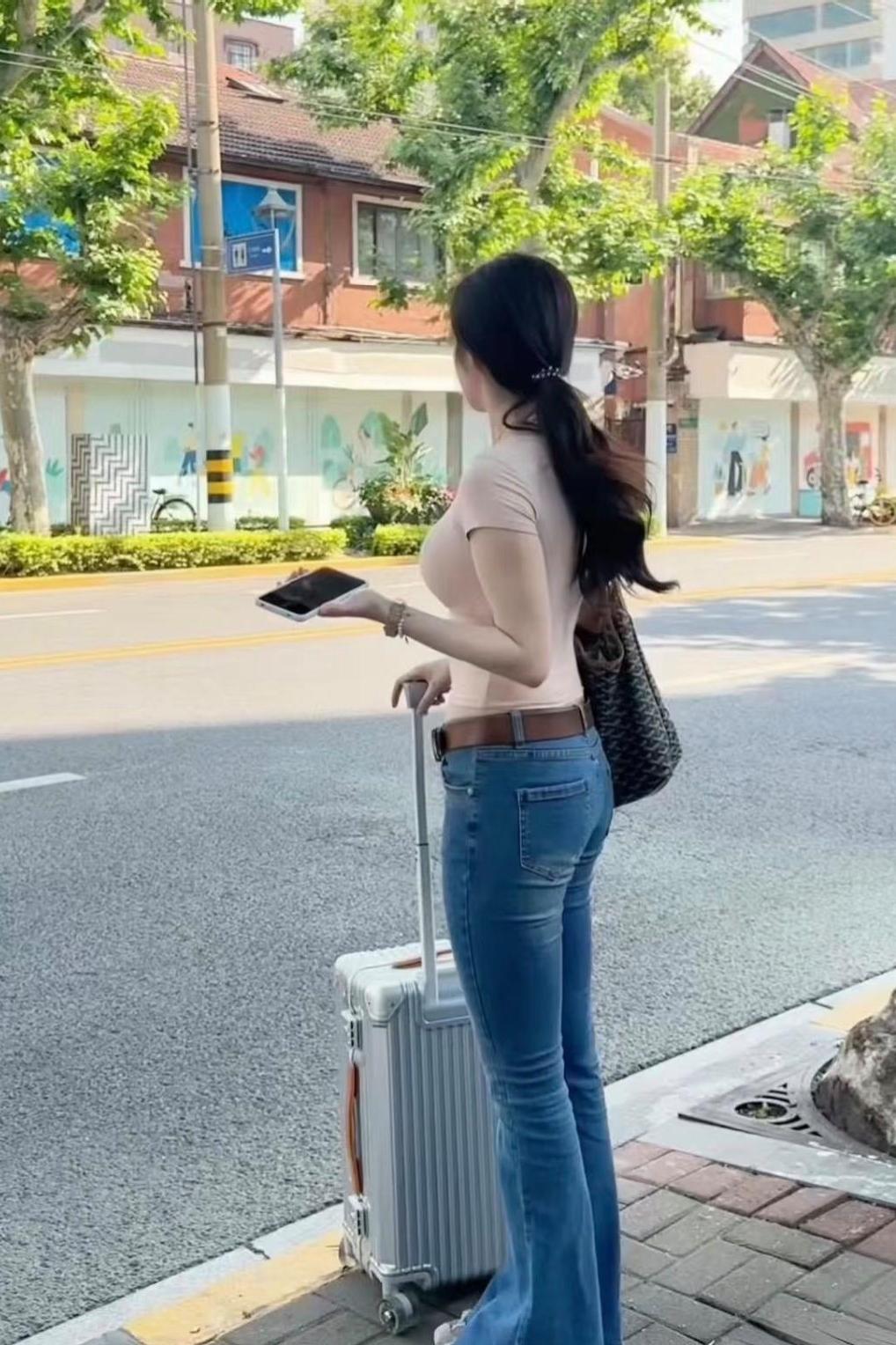 路边偶然拍到的背影，这身材可以打满分吗？出门在路上随手一拍，一位小姐姐的背