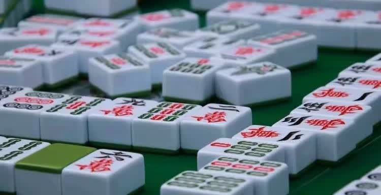 昨晚的一场麻将令我十分不爽，事情是这样的：对家一位小姐摸牌相当快，上家还没决