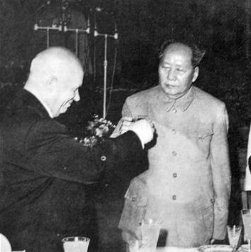 1958年，毛主席当面怒骂赫鲁晓夫，还瞪了他一眼。反应过来的赫鲁晓夫低声问自己的