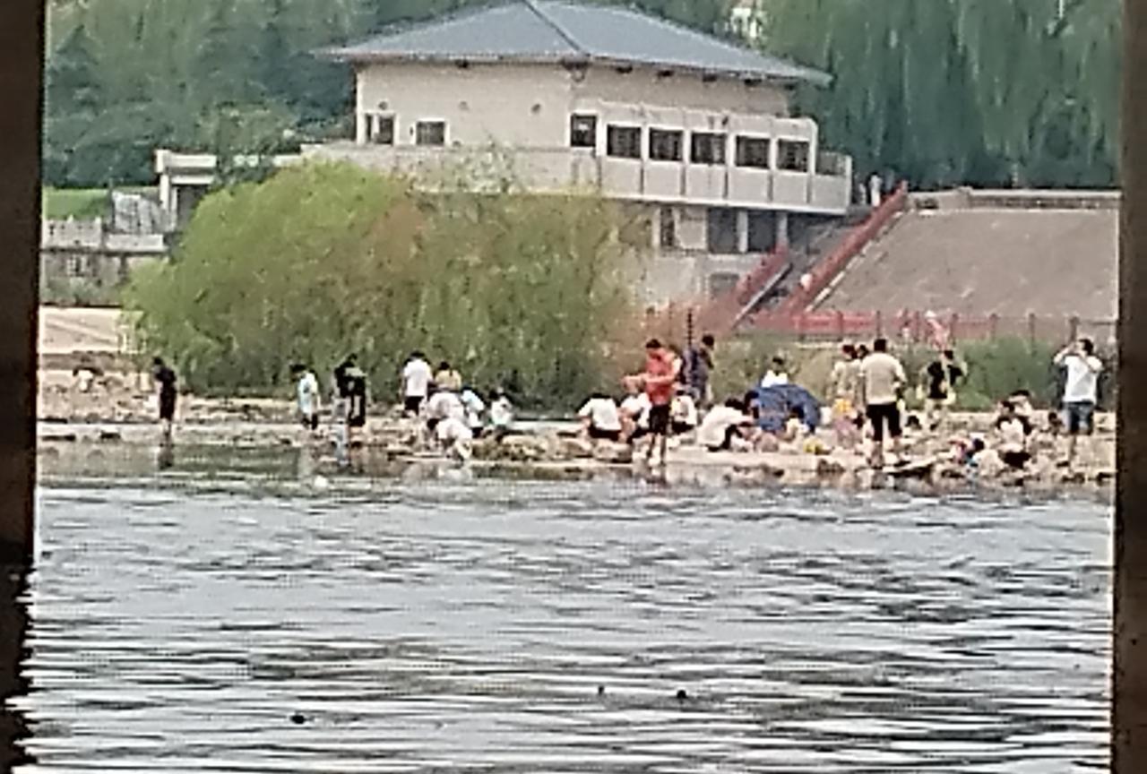 我以前单位有个女同事，她是领导的女儿，模样俊俏，却心高气傲，普通男子很难得到她的