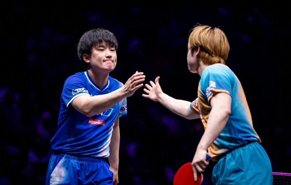 有谁发现：回到重庆的张本特别低调了昨天的比赛，张本智和以3-0赢了队友宇田