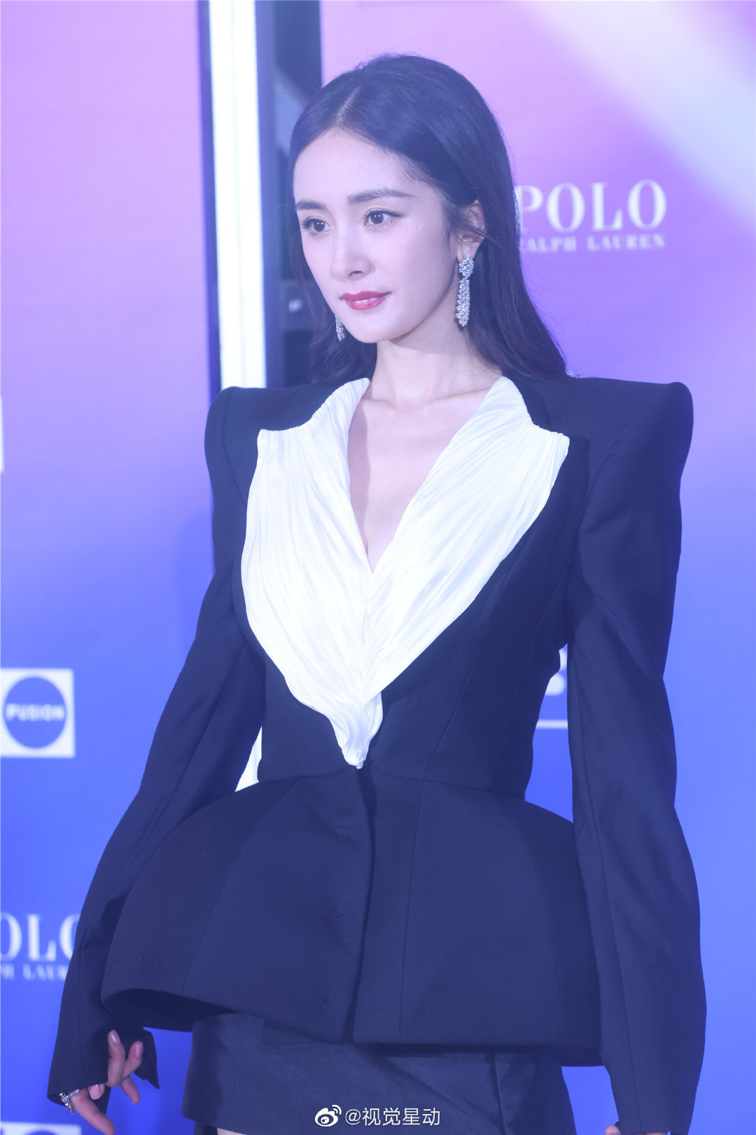 杨幂🌸杨幂健身马甲线清晰🌸杨幂健身马甲线清晰一颗心给一个人太难了是