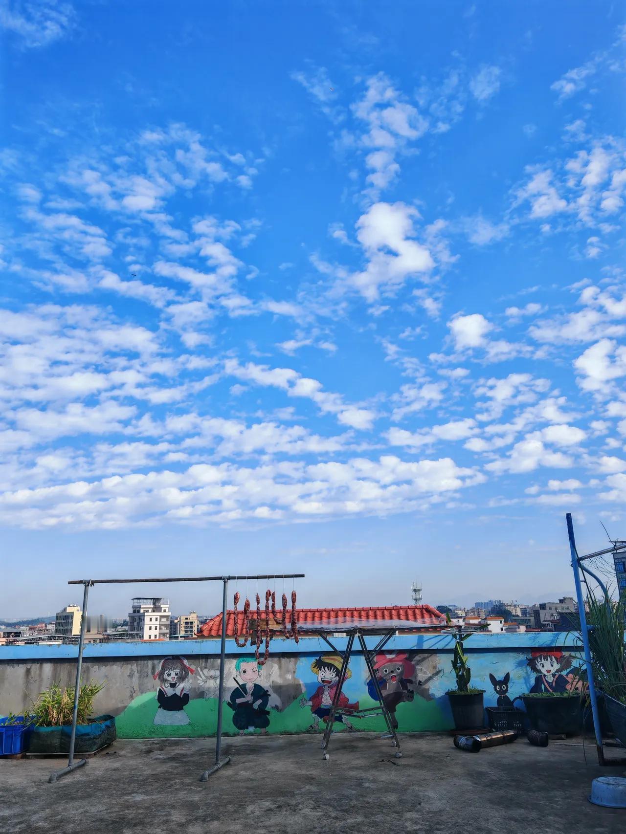 广东有个小夫妻离婚时，两岁娃判给女方，男方每月给1500块抚养费。四年后这男