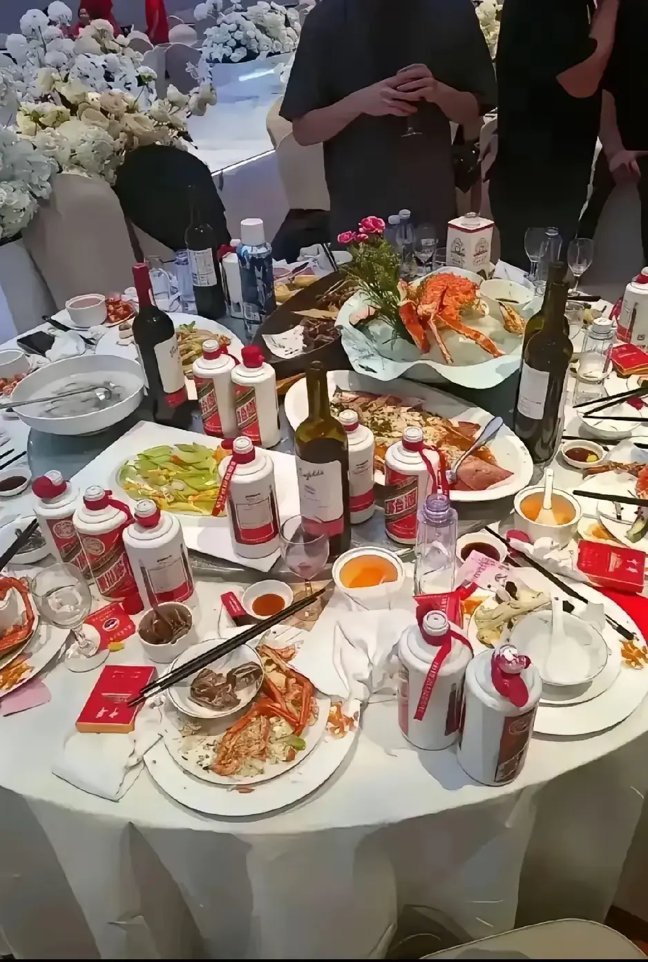 这桌酒席没有1万块下不来了吧，这么多的茅台