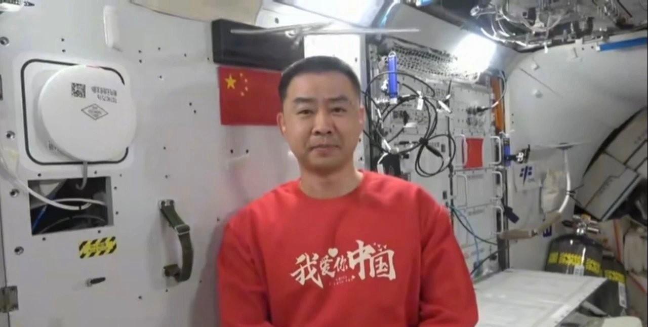 航天员陈冬创造了我国航天事业新纪录，在轨任务时间突破376天，成为我国在太空时间