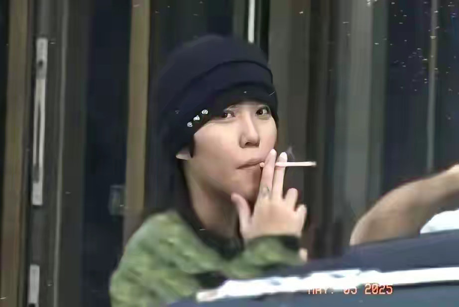 没有对比就没有伤害！王菲两个女儿，一看就是个老烟民，虽然年纪不大，但家庭好像对抽