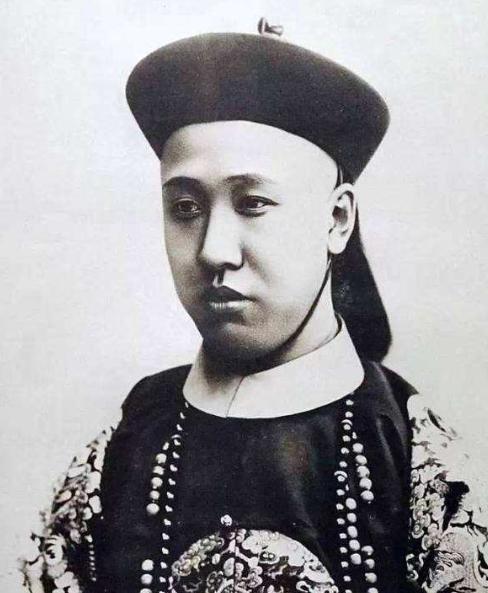 1949年初，北平和平解放，北京城的老王府里，有个六十六岁的老人把一家人全叫到了