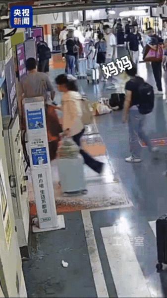 “上央视新闻了！”女子上一秒还拉着儿子手，下一秒她眼前一黑，瞬间倒地心脏骤停，儿