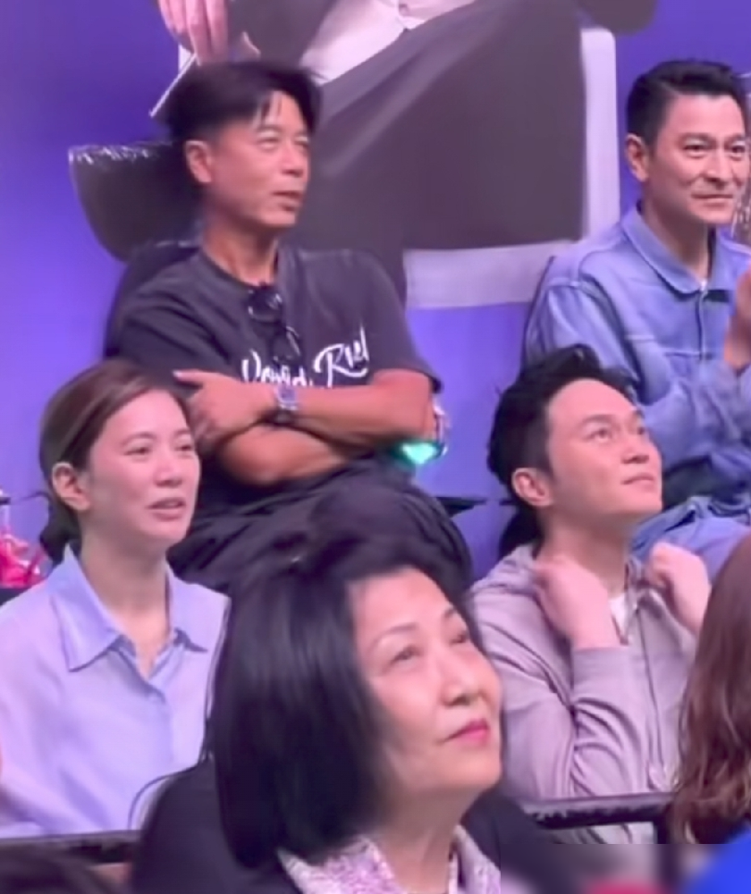 张智霖染了黑发坐在台下，像吃了防腐剂，镜头一转，袁咏仪直接素颜怼脸，眼纹法令纹全在。9月22日谭咏麟