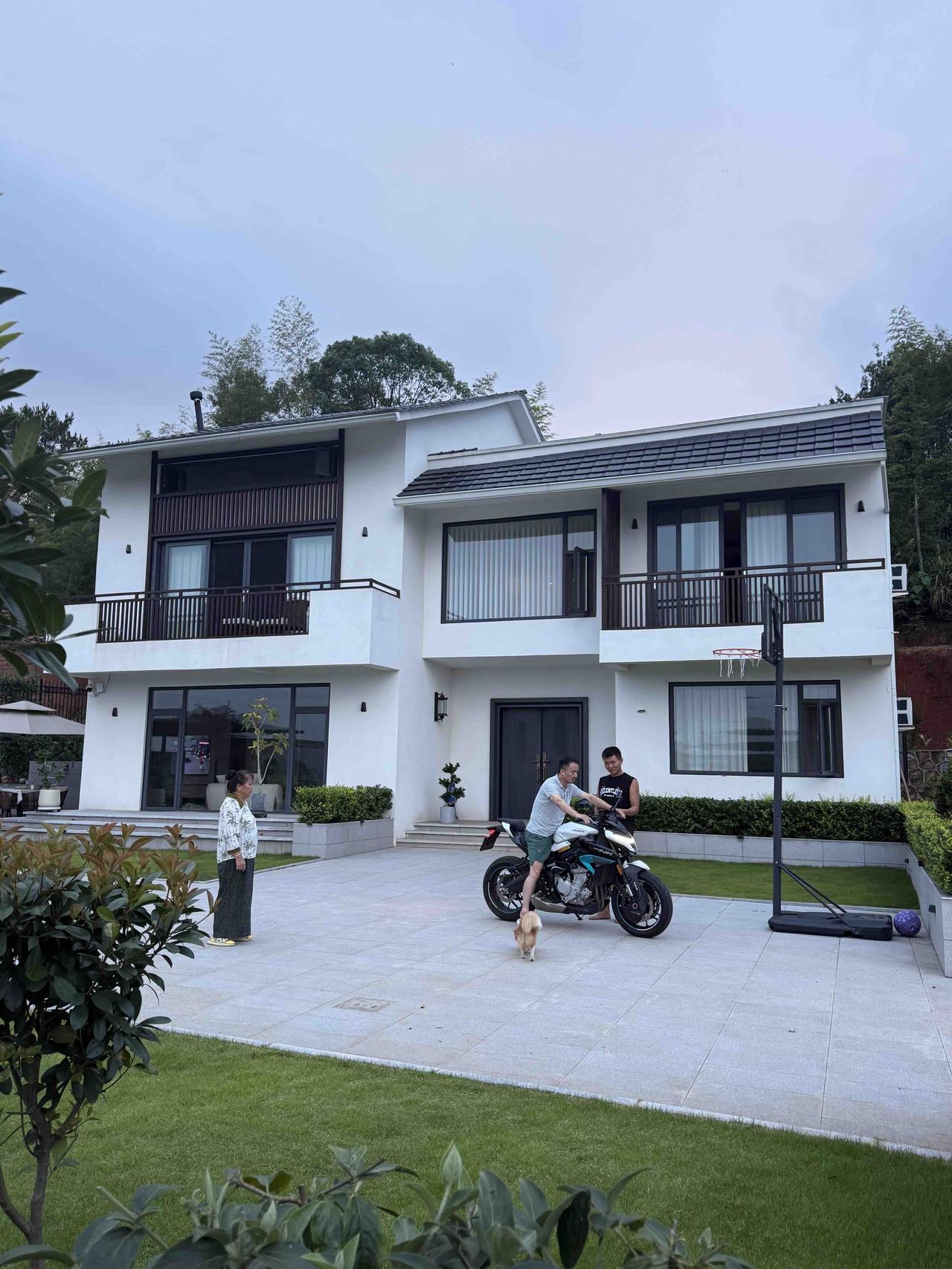农村自建房，简单也美好！湖南一中年女子晒出农村自建房，一栋三层的独栋房子，占地面