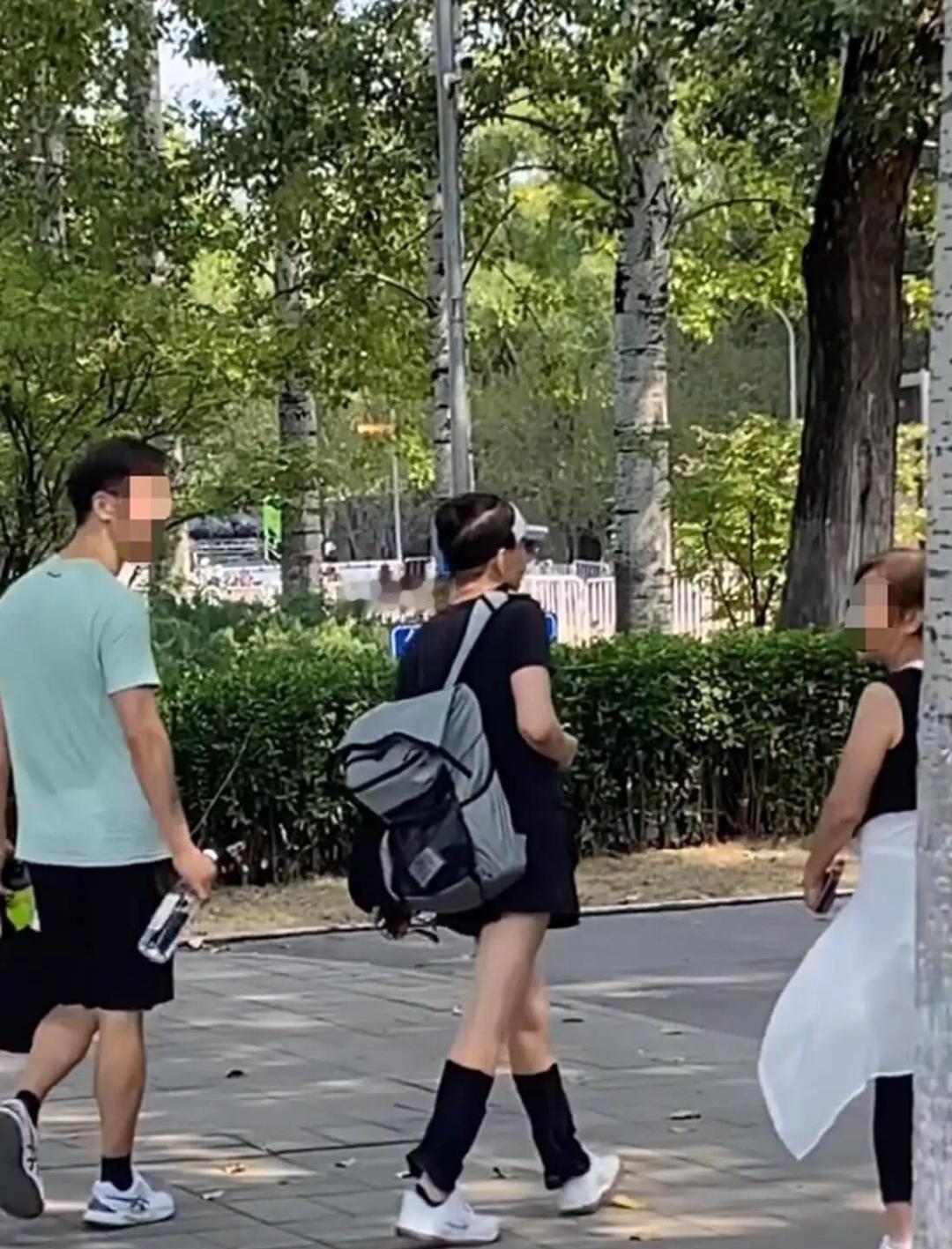 65岁宋丹丹现身公园晨跑被偶遇，双腿又白又直看着像二三十岁，同行小9岁李静反倒显苍老，两人站在一起差