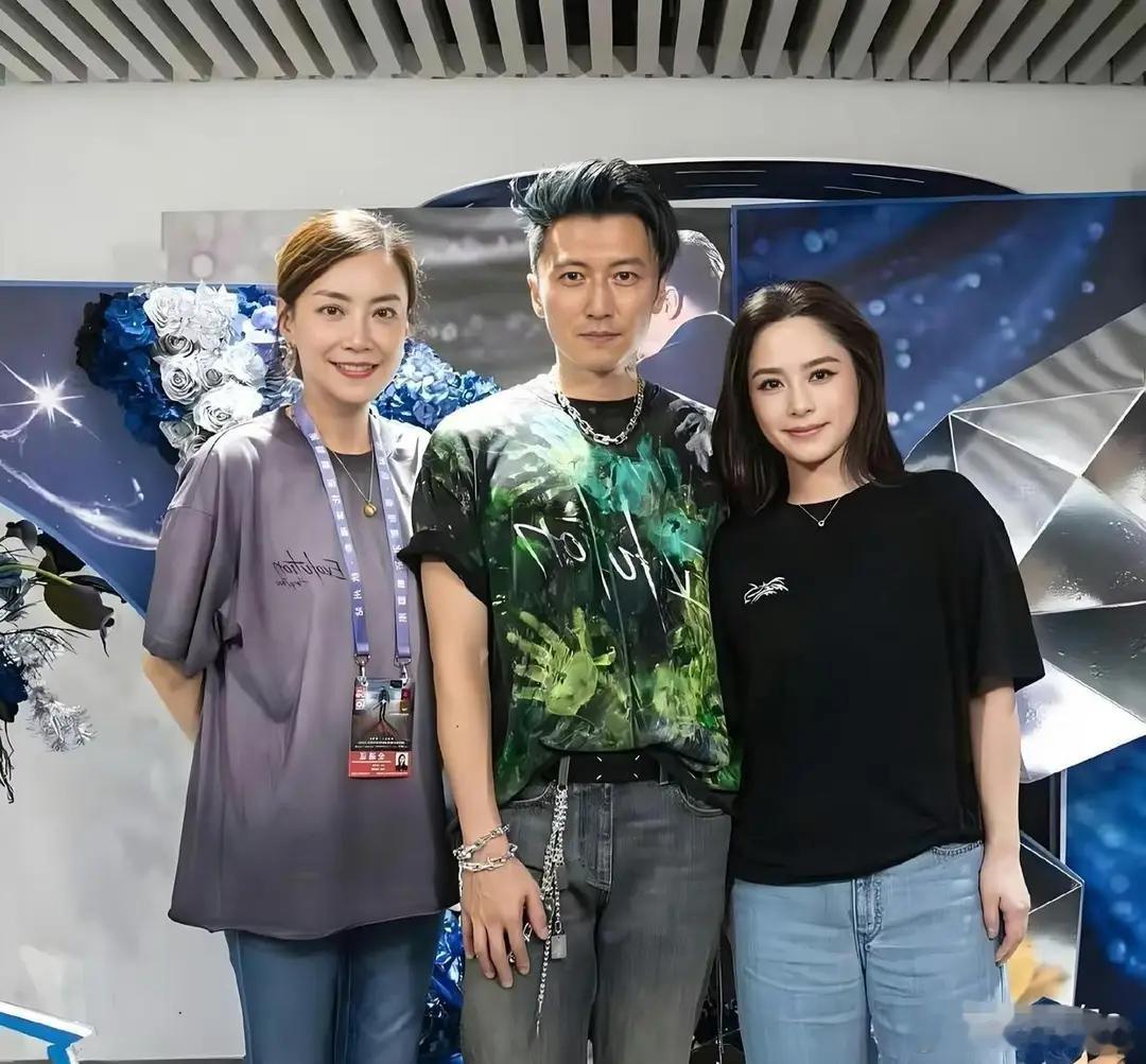 请问，谢霆锋和右边的这个美女合影，内心挣扎过吗？