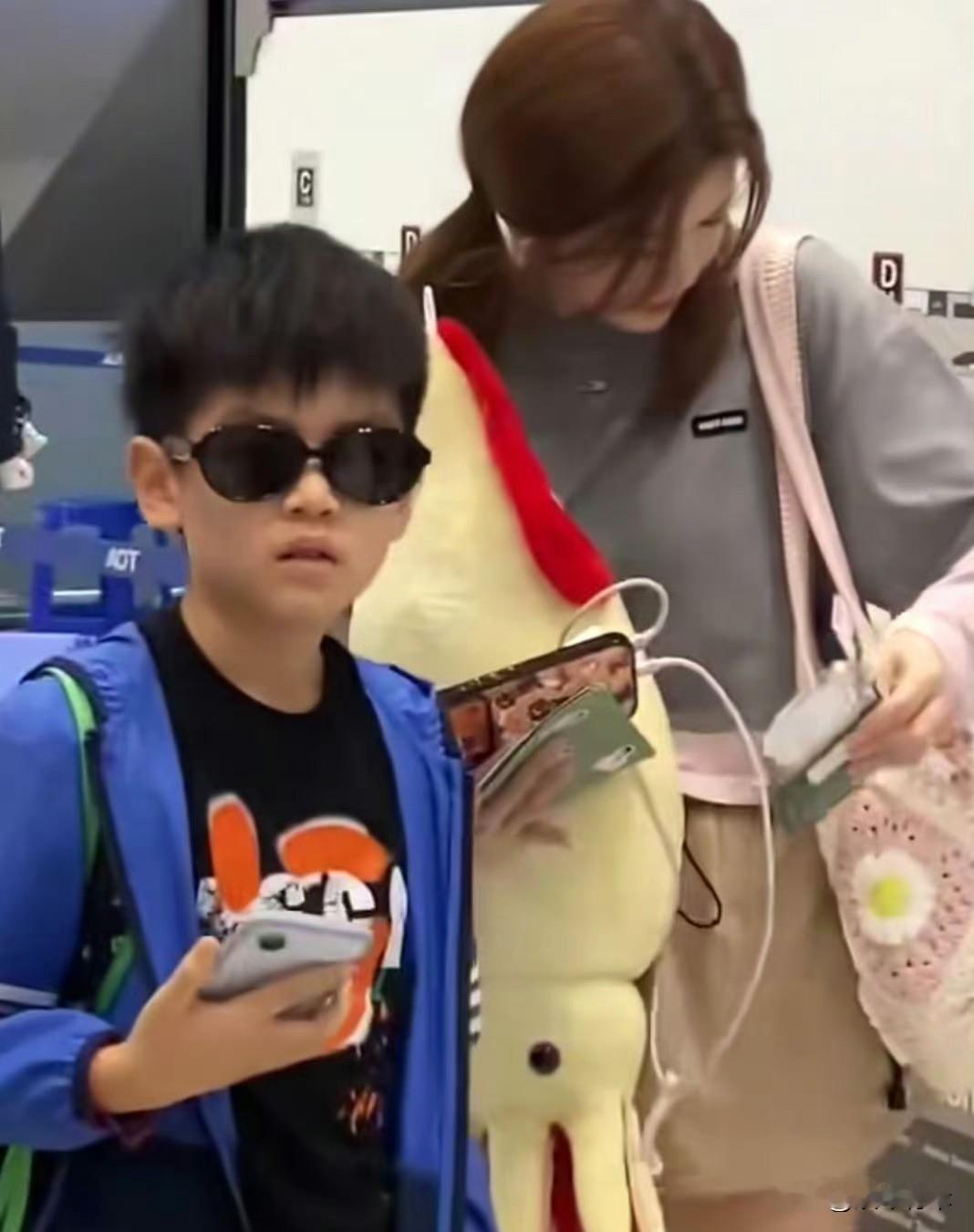 陈晓陈妍希儿子的正面照曝光。照片里小朋友虽然戴着墨镜，但嘴角轮廓、长相越来越像陈妍希。而整体自带的酷