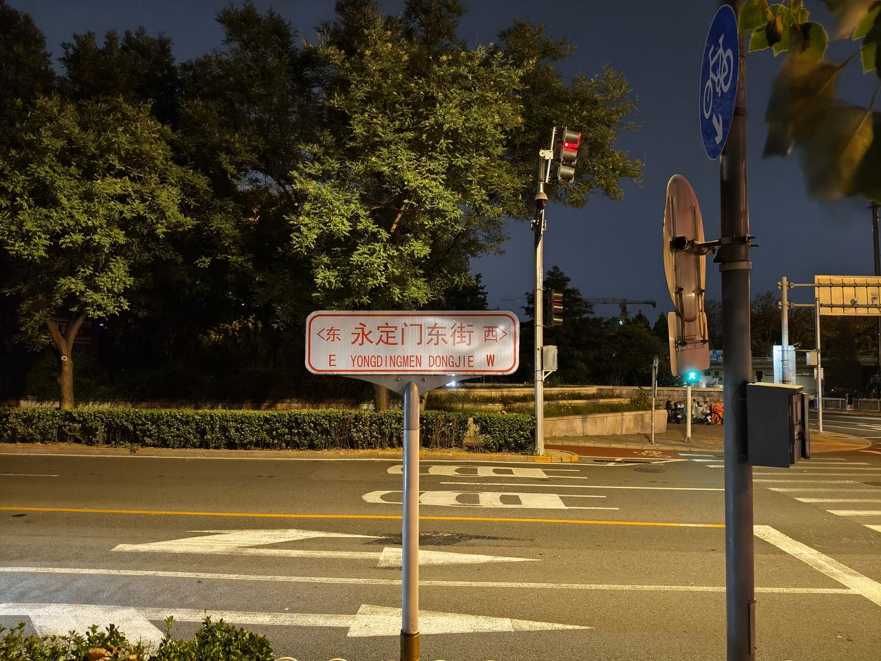 住在北京老城区确实很有老北京味，出行也方便，不过就是有点道路狭窄，商超不怎么多。