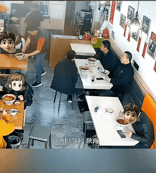 三个大男人，脸都不要了吗？6月27日，陕西西安，一家小面馆内，进来了三个男子