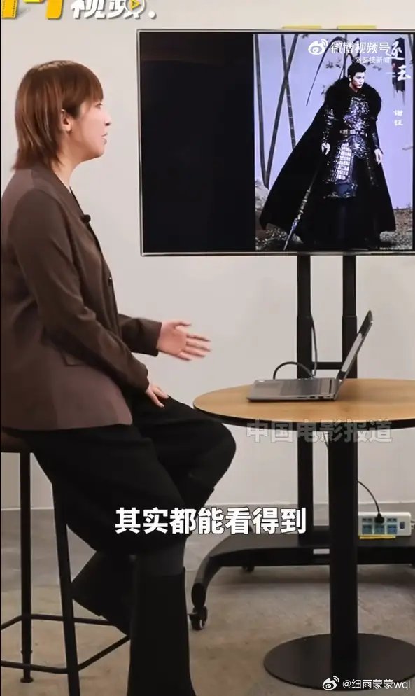 近日，《逐玉》造型指导易小雅在接受采访时回应张凌赫谢征造型争议：“剧中张凌赫戴雉