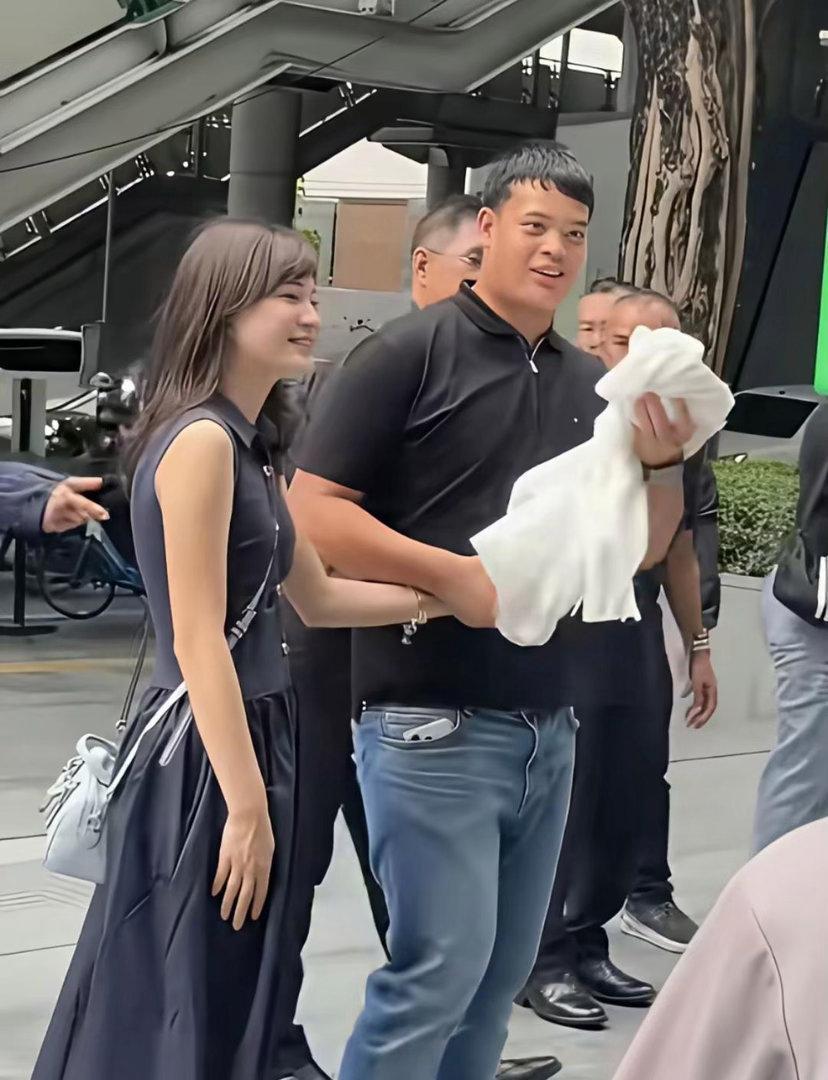 好突然，泰国提帮功王子终于公开恋爱了！小女孩长得文文静静的，有的说来自日本，有的
