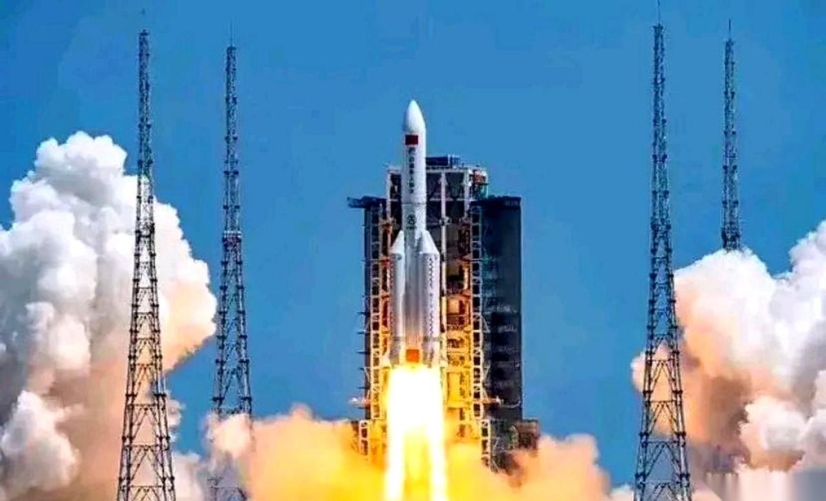 去年谷歌扔出个AI世界模型，说是能直接生成一个游戏，当时感觉跟科幻片似的。结果