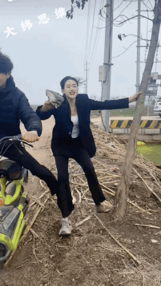 这是真摔啊，妹子身子真抗摔！