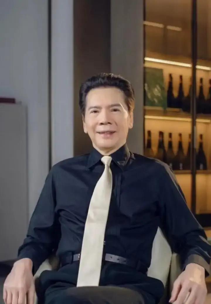 向华强清晨推婴儿车逛公园被拍，网友惊呼“大佬变奶爸”郭碧婷在采访里爆料，老爷子半