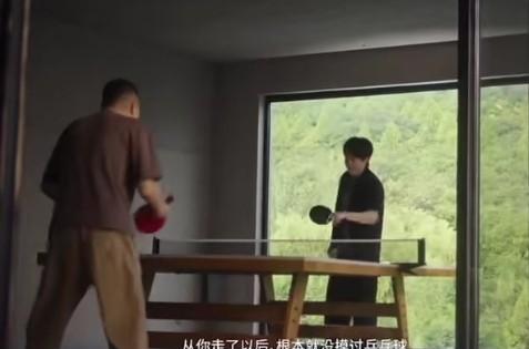 头哥，你给爸爸让球了吗？在近期麒麟品牌策划的头哥一家三口外出游玩的物料中，头哥和